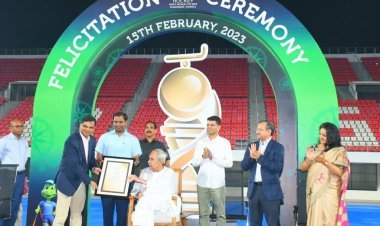 Hon'ble CM Sri Naveen Patnaik today felicitated the members of the Organising Committee & officials of the different Depts involved in the successful hosting of #HWC2023. The felicitation ceremony was held at the #KalingaStadium.