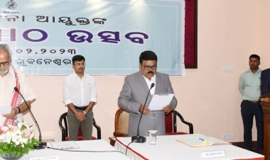 ମାନ୍ୟବର ରାଜ୍ୟପାଳ ପ୍ରଫେସର ଗଣେଶୀ ଲାଲ୍ ନବ ନିଯୁକ୍ତ ରାଜ୍ୟ ସୂଚନା ଆୟୁକ୍ତ ଶ୍ରୀ ସୁଶାନ୍ତ କୁମାର ମହାନ୍ତିଙ୍କୁ ଶପଥ ପାଠ କରାଇଛନ୍ତି।