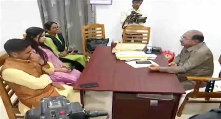 ବିରୋଧୀ ଦଳ ନେତା ଜୟନାରାୟଣ ମିଶ୍ରଙ୍କୁ ଭେଟିଲେ ତିର୍ତ୍ତୋଲ ବିଧାୟକ ବିଜୟ ଶଙ୍କର ଙ୍କ ବାନ୍ଧବୀ ସୋମାଲିକା ଦାସ ।