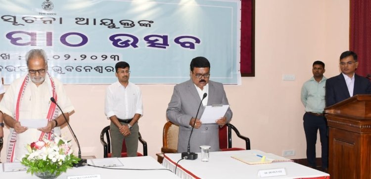 ମାନ୍ୟବର ରାଜ୍ୟପାଳ ପ୍ରଫେସର ଗଣେଶୀ ଲାଲ୍ ନବ ନିଯୁକ୍ତ ରାଜ୍ୟ ସୂଚନା ଆୟୁକ୍ତ ଶ୍ରୀ ସୁଶାନ୍ତ କୁମାର ମହାନ୍ତିଙ୍କୁ ଶପଥ ପାଠ କରାଇଛନ୍ତି।