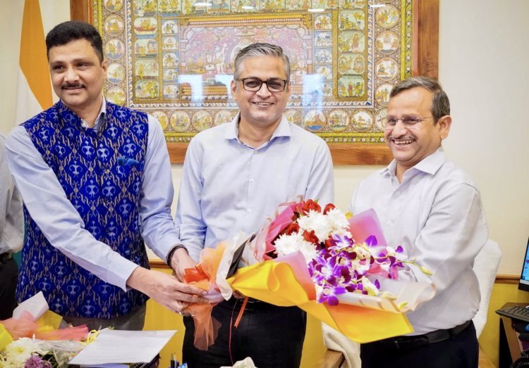 CM Welcomes New CS & DC As He Bids Farewell To Outgoing CS