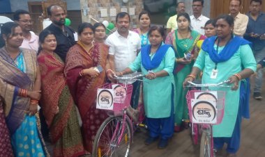 ଢେଙ୍କାନାଳ  ପୌରାଞ୍ଚଳରେ ସେବା କାର୍ଯ୍ୟରତ କର୍ମୀଙ୍କୁ ସାଇକେଲ ପ୍ରଦାନ