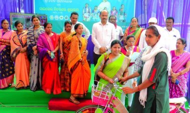 ପାରାଦୀପ  ପୌରାଞ୍ଚଳରେ ସେବା କାର୍ଯ୍ୟରତ କର୍ମୀ ମାନଙ୍କୁ ସାଇକେଲ ପ୍ରଦାନ