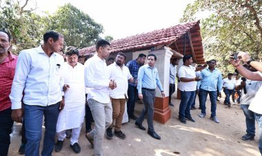 ପଣ୍ଡିତ ରଘୁନାଥ ମୁର୍ମୁଙ୍କ ବାରିପଦାରେ ଥିବା ବାସଗୃହର ବିକାଶ ପାଇଁ #5T ସଚିବ ଶ୍ରୀ ଭିକେ ପାଣ୍ଡିଆନ ସାନ୍ତାଳ ସମ୍ପ୍ରଦାୟର ଲୋକମାନଙ୍କ ସହ ଆଲୋଚନା କରିଛନ୍ତି।