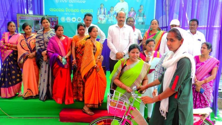 ପାରାଦୀପ  ପୌରାଞ୍ଚଳରେ ସେବା କାର୍ଯ୍ୟରତ କର୍ମୀ ମାନଙ୍କୁ ସାଇକେଲ ପ୍ରଦାନ