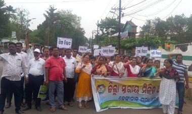 ମୁଖ୍ୟମନ୍ତ୍ରୀଙ୍କ ଉଦ୍ଦେଶ୍ୟରେ ଦାବିପତ୍ର ପ୍ରଦାନ କଲେ ମିଳିତ ଅମଲା ମଞ୍ଚ