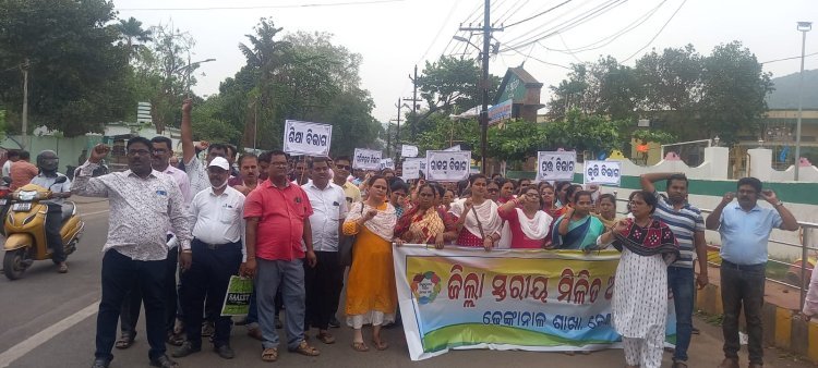 ମୁଖ୍ୟମନ୍ତ୍ରୀଙ୍କ ଉଦ୍ଦେଶ୍ୟରେ ଦାବିପତ୍ର ପ୍ରଦାନ କଲେ ମିଳିତ ଅମଲା ମଞ୍ଚ