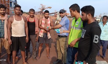 ଜେଏସଡବ୍ଲୁ ପକ୍ଷରୁ ଡ୍ରାଇଭର ମାନଙ୍କୁ ୧୦୦ ଦିନ ପାଇଁ ବିସ୍କୁଟ ଓ ପାଣି ବୋତଲ ବଣ୍ଟନ