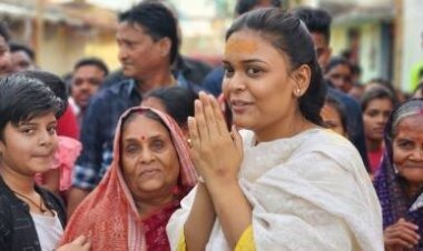 ପରିବାର ସହ ଭୋଟ ଦେଲେ ଦୀପାଳି