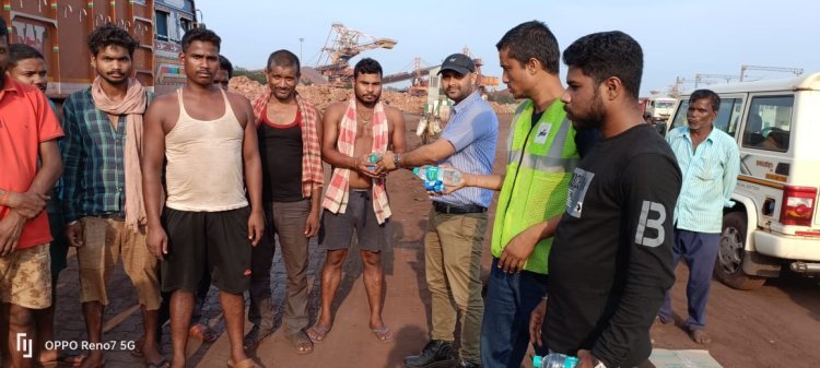 ଜେଏସଡବ୍ଲୁ ପକ୍ଷରୁ ଡ୍ରାଇଭର ମାନଙ୍କୁ ୧୦୦ ଦିନ ପାଇଁ ବିସ୍କୁଟ ଓ ପାଣି ବୋତଲ ବଣ୍ଟନ