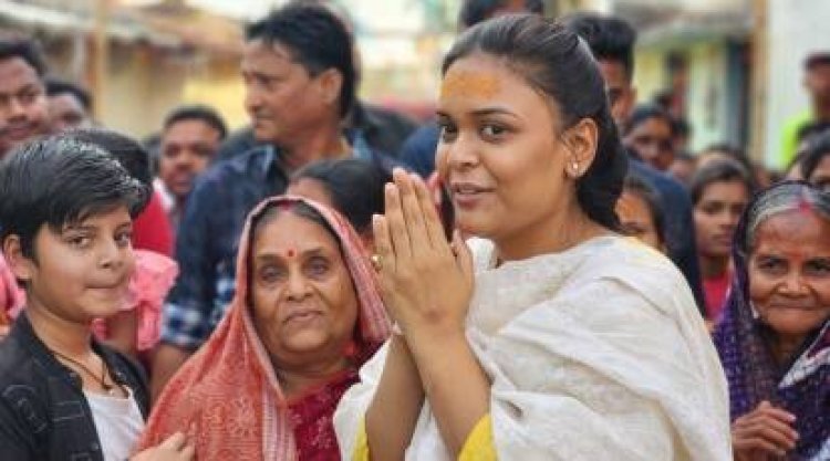 ପରିବାର ସହ ଭୋଟ ଦେଲେ ଦୀପାଳି