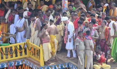 ହାତରେ ସୁବର୍ଣ୍ଣ ଖଡ଼ିକା ଧରି ଛେରାପହଁରା କରୁଛନ୍ତି ଗଜପତି ମହାରାଜ