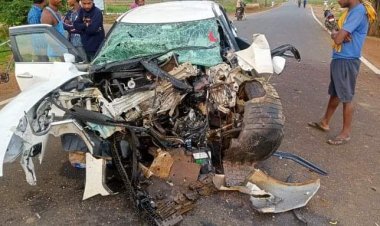 ଭାରସାମ୍ୟ ହରାଇ ଗଛକୁ ପିଟିଲା କାର୍, ୩ ଜଣଙ୍କ ମୃତ୍ୟୁ