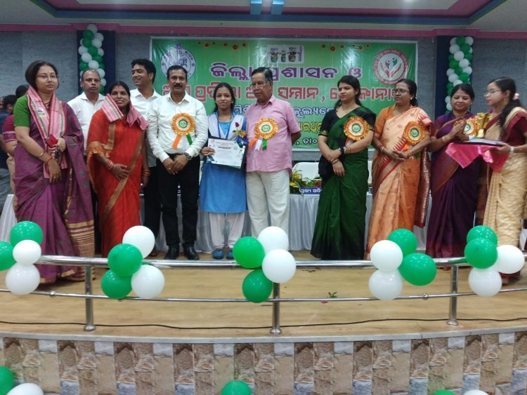 କୃତୀ ବିଦ୍ୟାର୍ଥୀଙ୍କୁ ସମ୍ବର୍ଦ୍ଧନା