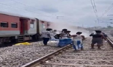 ଚଳନ୍ତା ଟ୍ରେନ୍‌ରୁ ବାହାରିଲା ଧୂଆଁ,ଭୟଭୀତ ହୋଇ ଟ୍ରେନ୍‌ରୁ ଓହ୍ଲାଇ ପଡ଼ିଲେ ଯାତ୍ରୀ