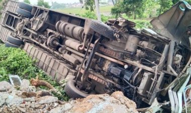 ବସକୁ ଧକ୍କା ଦେଲା ଟ୍ରକ, ୩୭ ବସ୍ ଯାତ୍ରୀ ଆହତ