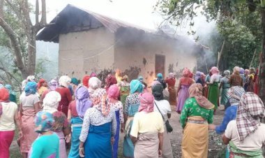 ମହିଳାଙ୍କୁ ଉଲଗ୍ନ କରି ବୁଲାଇବା ଘଟଣା: ମୁଖ୍ୟ ଅଭିଯୁକ୍ତଙ୍କ ଘରେ ନିଆଁ ଲଗାଇ ଦେଲେ ଉତ୍ତ୍ୟକ୍ତ ଲୋକେ