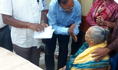 ସାମ୍ବାଦିକ ସ୍ଵର୍ଗତଃ ଶ୍ରବଣ ପ୍ରଧାନ ଙ୍କ ମାଆ ଙ୍କୁ ଚାରି ଲକ୍ଷ ଟଙ୍କାର  ସହାୟତା  ରାଶି ପ୍ରଦାନ