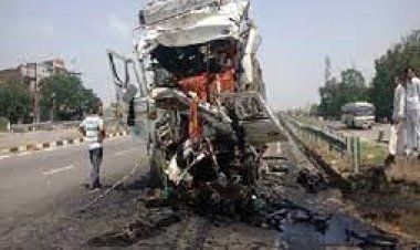 ଟ୍ରକ୍ ଉପରେ ଚଢ଼ିଗଲା ଟ୍ରକ୍: ଚାଲିଗଲା ଦୁଇଜଣଙ୍କ ଜୀବନ