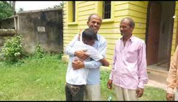 ୬ ବର୍ଷ ପରେ ବାପ ପୁଅଙ୍କୁ ଏକାଠି କରାଇଲା ଆଧାର କାର୍ଡ