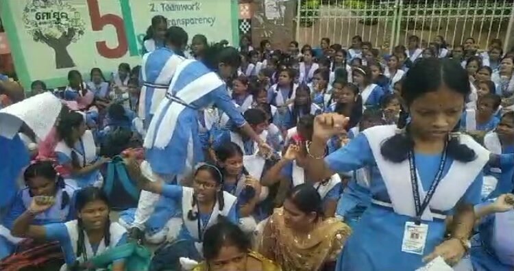 ସରକାରଙ୍କ ନିଷ୍ପତ୍ତିକୁ ବିରୋଧ କରି ଧାରଣାରେ ବସିଛନ୍ତି ଛାତ୍ରୀ ଓ ଅଭିଭାବକ
