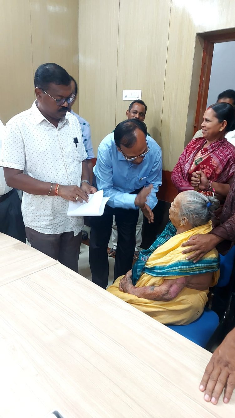 ସାମ୍ବାଦିକ ସ୍ଵର୍ଗତଃ ଶ୍ରବଣ ପ୍ରଧାନ ଙ୍କ ମାଆ ଙ୍କୁ ଚାରି ଲକ୍ଷ ଟଙ୍କାର  ସହାୟତା  ରାଶି ପ୍ରଦାନ