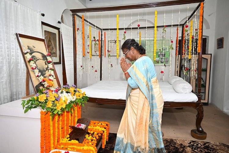କଟକ ଚଣ୍ଡୀଙ୍କ ଦର୍ଶନ କଲେ ରାଷ୍ଟ୍ରପତି, ଶୈଳବାଳା କଲେଜରେ ମଧୁବାବୁଙ୍କ ପ୍ରତିମୂର୍ତ୍ତିରେ ମାଲ୍ୟାର୍ପଣ