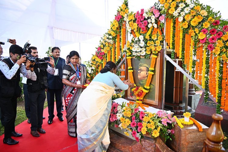 କଟକ ଚଣ୍ଡୀଙ୍କ ଦର୍ଶନ କଲେ ରାଷ୍ଟ୍ରପତି, ଶୈଳବାଳା କଲେଜରେ ମଧୁବାବୁଙ୍କ ପ୍ରତିମୂର୍ତ୍ତିରେ ମାଲ୍ୟାର୍ପଣ