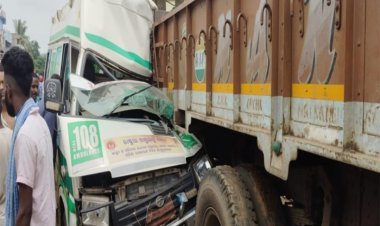 ଠିଆ ହୋଇଥିବା ଟ୍ରକକୁ ପିଟିଲା ୧୦୮ ଆମ୍ବୁଲାନ୍ସ