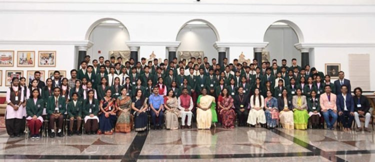 ରାଷ୍ଟ୍ରପତିଙ୍କୁ ଭେଟିଲେ ଓଡ଼ିଶାର ୪୦ଜଣ ଏକଲବ୍ୟ ବିଦ୍ୟାଳୟ ଛାତ୍ରଛାତ୍ରୀ