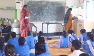 ଆନ୍ଦୋଳନ କରୁଛନ୍ତି ସାର୍‌,  ସ୍କୁଲରେ ପାଠ ପଢ଼ାଇଲେ ଅଭିଭାବକ