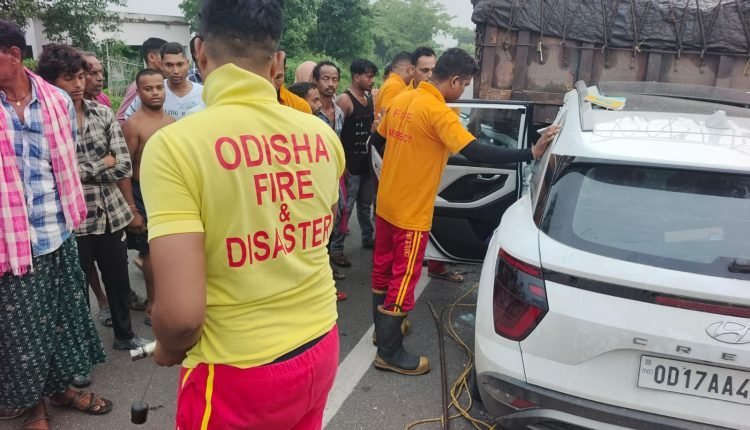 ଟ୍ରକକୁ ପଛପଟୁ ଧକ୍କାଦେଲା କାର: ଜଣେ ମୃତ, ୨ ଗୁରୁତର