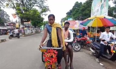 ଅସୁସ୍ଥ ବାପାଙ୍କୁ ୩୫ କିମି ପର୍ଯ୍ୟନ୍ତ ଟ୍ରଲିରେ ବୋହିଲା ଝିଅ