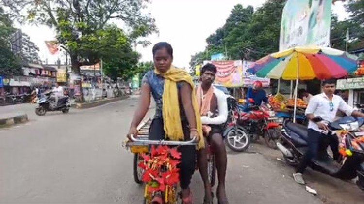 ଅସୁସ୍ଥ ବାପାଙ୍କୁ ୩୫ କିମି ପର୍ଯ୍ୟନ୍ତ ଟ୍ରଲିରେ ବୋହିଲା ଝିଅ