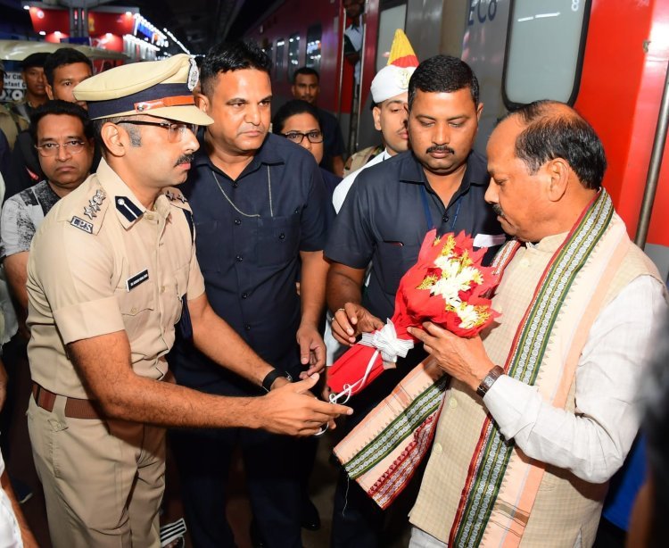 ଓଡିଶାର ନବନିଯୁକ୍ତ ରାଜ୍ୟପାଳ ଶ୍ରୀ ରଘୁବୀର ଦାସଙ୍କୁ ପୁରୀ ରେଳ ଷ୍ଟେସନଠାରେ ଏସ୍ପି ଡ୍ କନୱାର ବିଶାଳ ସିଂ ପୁଷ୍ପଗୁଚ୍ଛ ଦେଇ ସ୍ୱାଗତ କରିଛନ୍ତି।