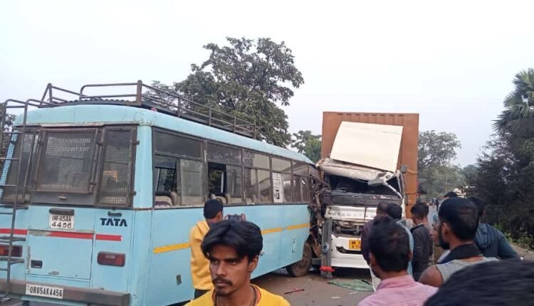 ବାଙ୍ଗିରିପୋଷି ଘାଟିରେ ପୁଲିସ ଗାଡି ସହ କଣ୍ଟେନର ମୁହାଁମୁହିଁ ଧକ୍କା:୨୦ ଜଣ ଆହତ