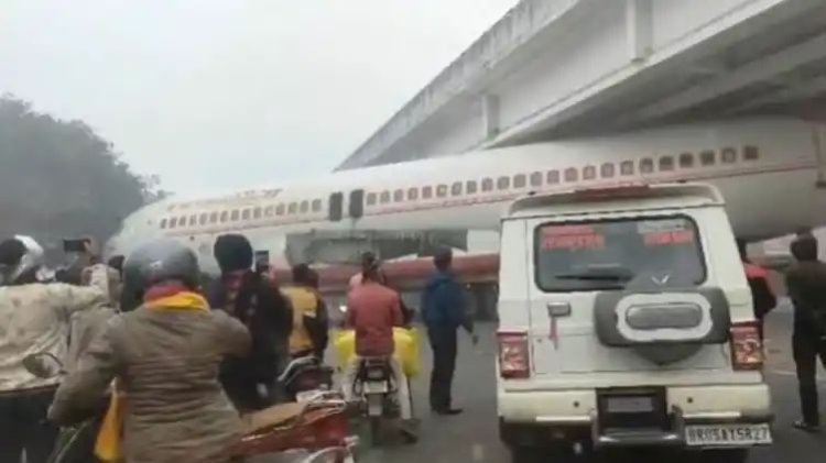 ବ୍ରିଜ୍ ତଳେ ଫସିଗଲା ଉଡ଼ାଜାହାଜ