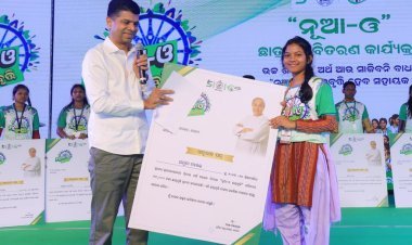 ସମ୍ବଲପୁର ଗସ୍ତରେ 5-T ଅଧ୍ୟକ୍ଷ, ଛାତ୍ରଛାତ୍ରୀଙ୍କୁ ବାଣ୍ଟିଲେ "ନୂଆ ଓ" ଛାତ୍ର ବୃତ୍ତି
