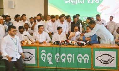 ଶଙ୍ଖ ଫୁଙ୍କିଲେ ସୁରଙ୍କ ସାନପୁଅ ମନ୍ମଥ