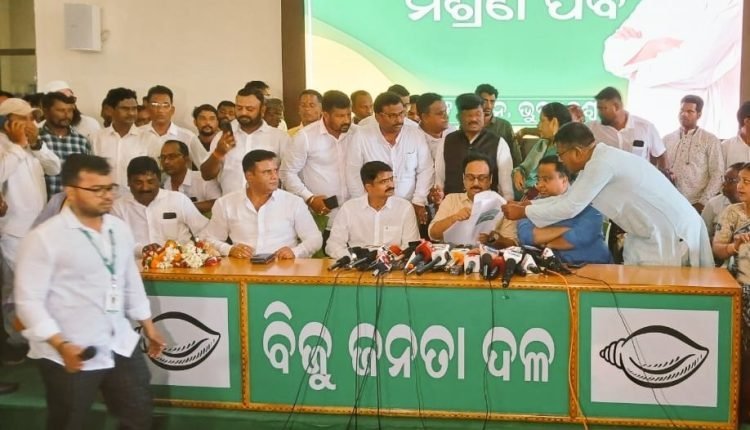 ଶଙ୍ଖ ଫୁଙ୍କିଲେ ସୁରଙ୍କ ସାନପୁଅ ମନ୍ମଥ