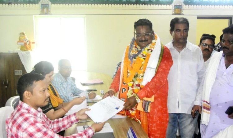 ଲୋକଙ୍କ ଆଶ୍ରିର୍ବାଦ ରେ ଆଶ୍ରିତ, କଲେ ନାମାଙ୍କନ ଦାଖଲ
