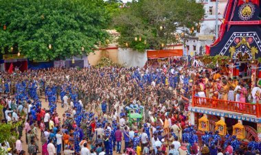 ମହାପ୍ରଭୁଙ୍କ ରଥକୁ ଟାଣି ନେଉଛନ୍ତି ଭକ୍ତ