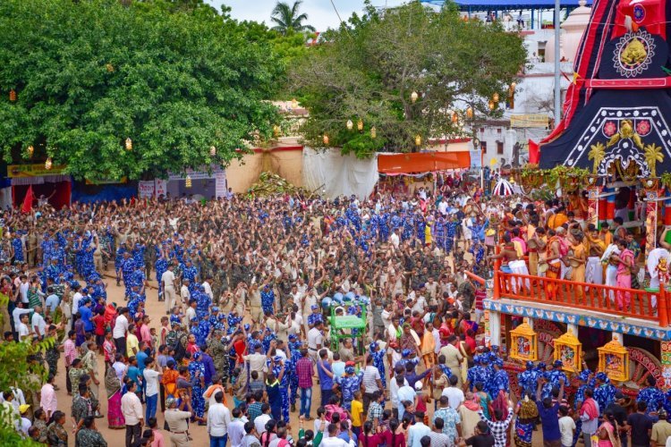 ମହାପ୍ରଭୁଙ୍କ ରଥକୁ ଟାଣି ନେଉଛନ୍ତି ଭକ୍ତ